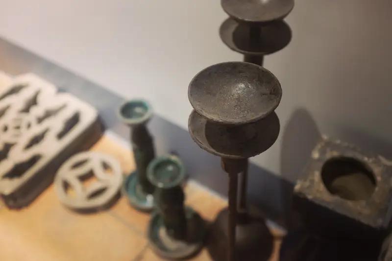 古代照明工具,你知道多少? 古代照明工具可不止蜡烛。早在新石器时代，就有松脂火把