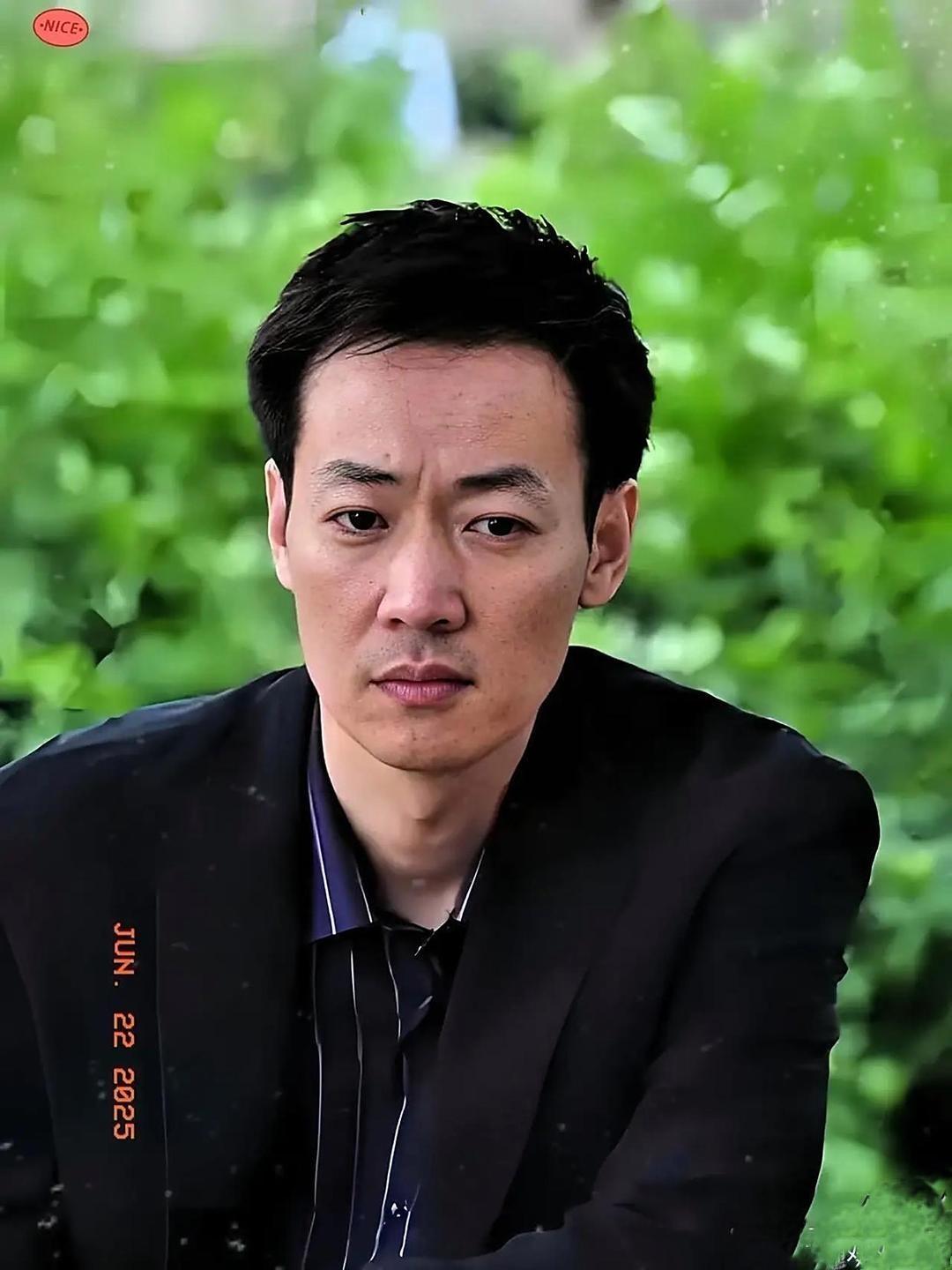 爱是刻在骨子里，
藏都藏不住。
爱藏进习惯里，
才是最戳心的深情。
辛柏青说妻子