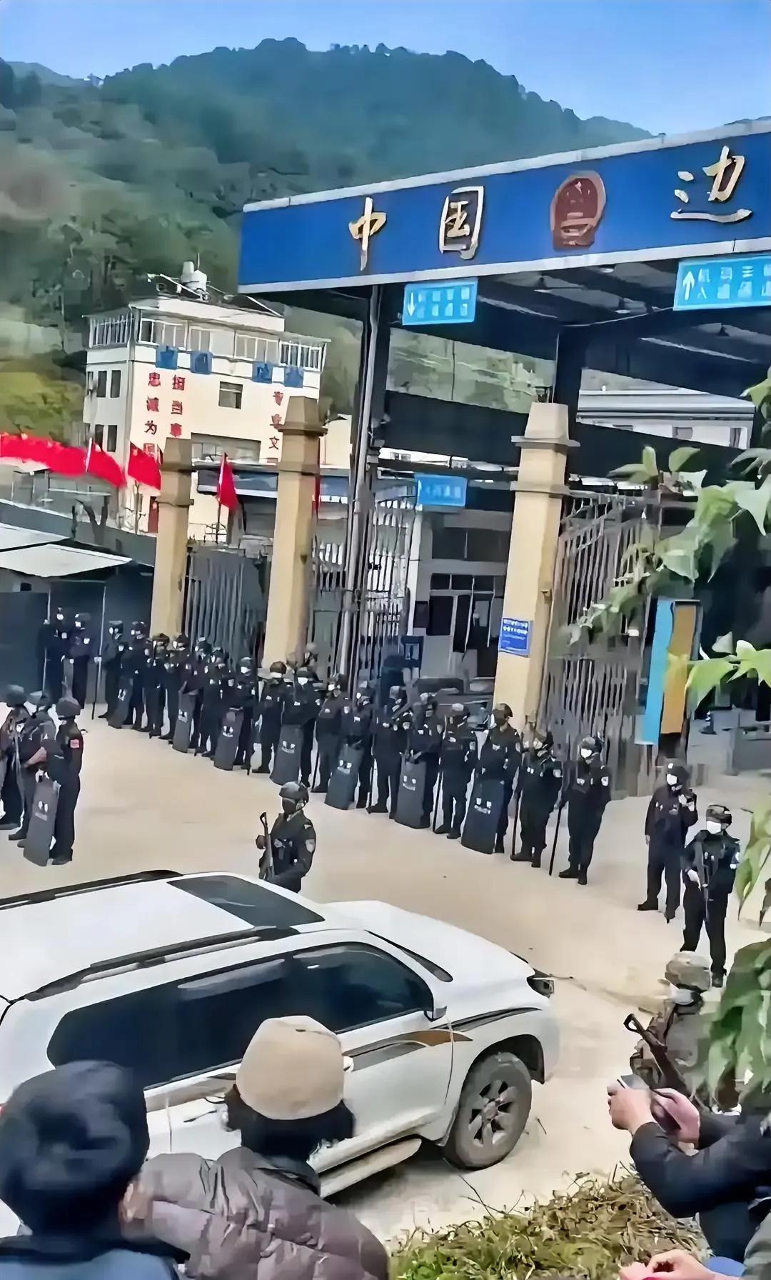 1. 中缅边境，一幕幕紧张氛围中，九五式步枪如钢铁长城般矗立，每颗子弹都承载着对