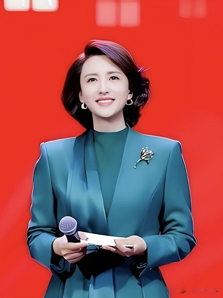 张蕾，央视知性女神，优雅从容，笑容温暖如春风。镜头前专业沉稳，生活中温柔坚韧，用