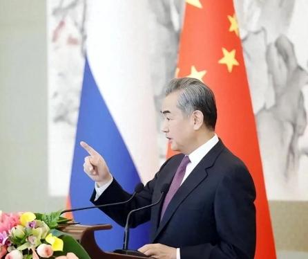 “中方绝不可能坐视俄罗斯被放倒。”这句话，最近在西方外交圈疯传。有人说这是王毅亲
