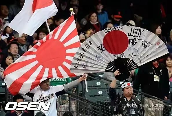 世界杯千场里程碑赛场公然亮出旭日旗，转播镜头清清楚楚拍到多名球迷高举旭日旗，有人