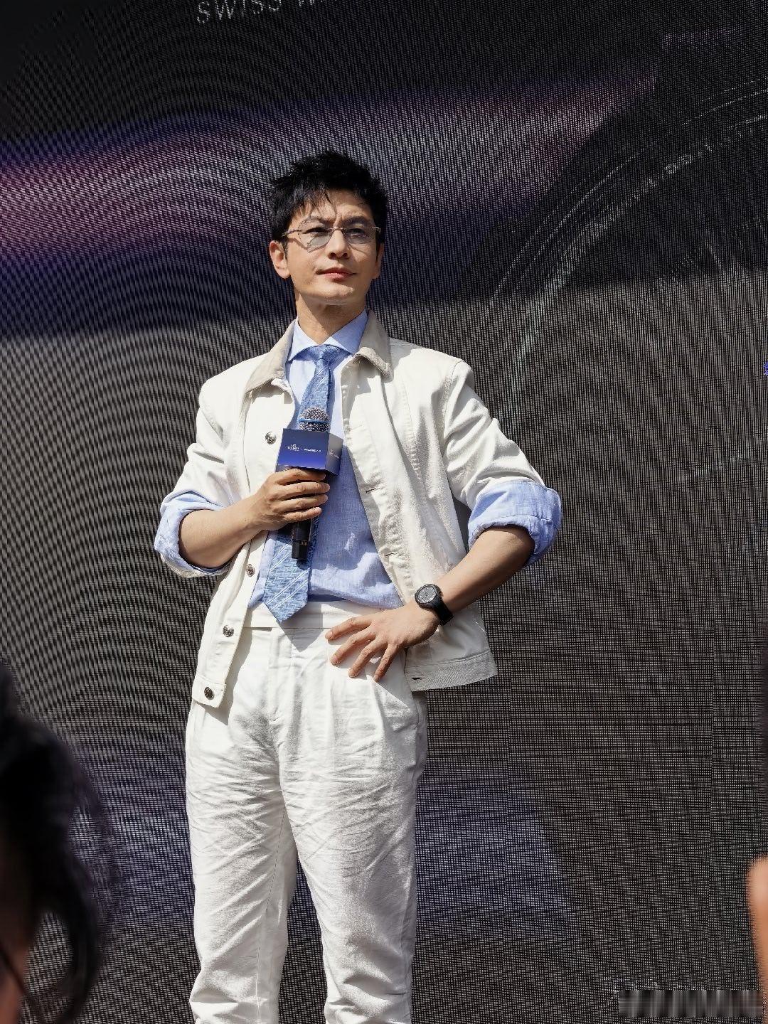 黄晓明蹦极前要靠小海绵给自己壮胆黄晓明满心满眼都是孩子黄晓明挑战蹦极心生畏惧，打