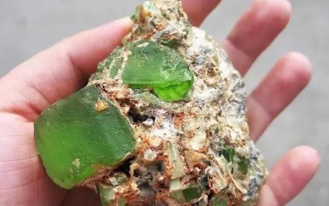 “你说上交就上交？”天津一男子花了10年，捡了600多块蛟河橄榄石，专家知道后惊