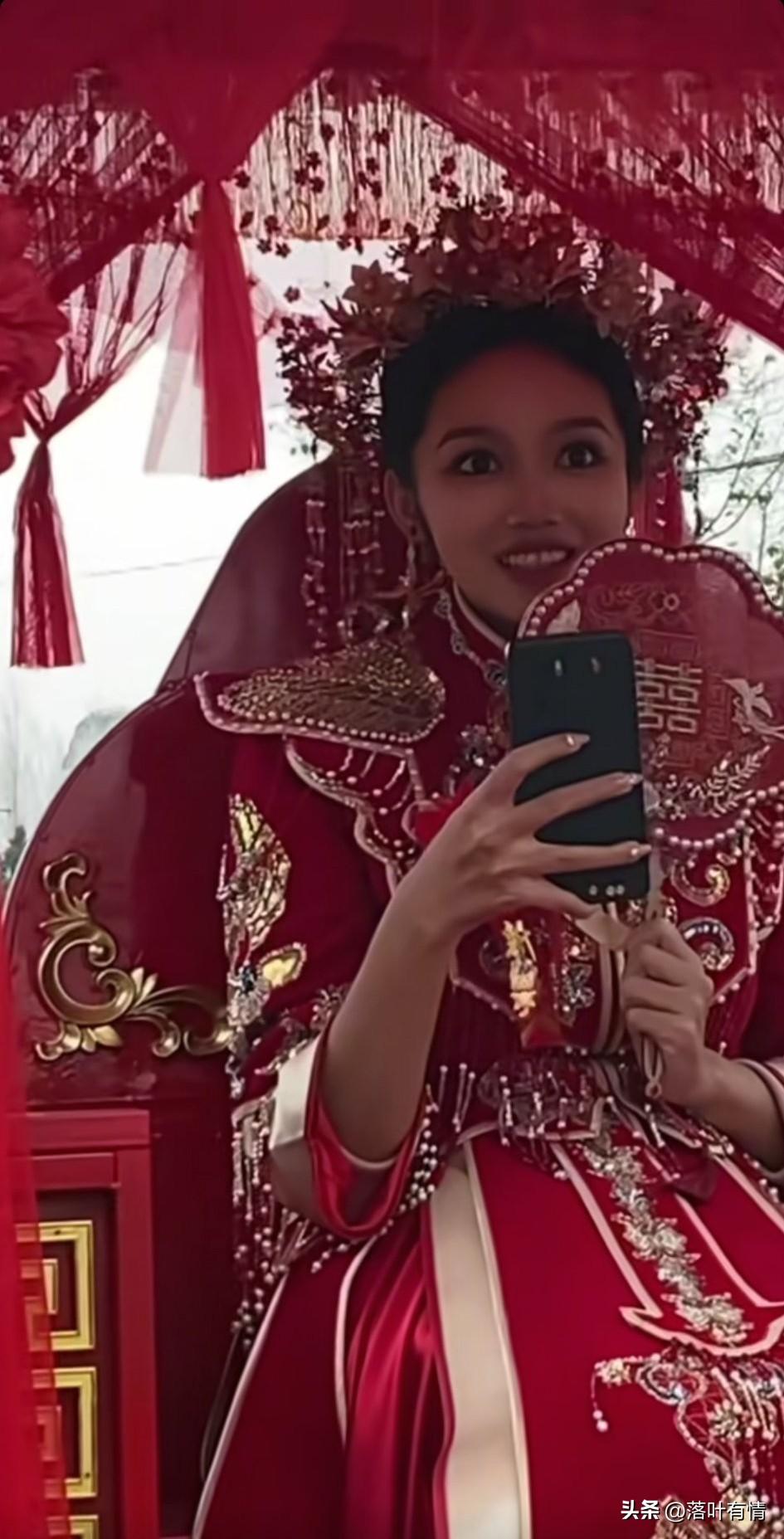 温县小伙娶了一名印度女孩，
引起了当地的关注，
很多人纷纷跑来看他们的婚礼，
因