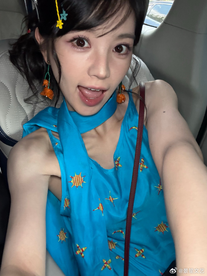 田曦薇张艺凡闺蜜感溢出屏幕 田曦薇张艺凡这对闺蜜，聊天能突然合唱，坐长椅上你靠我