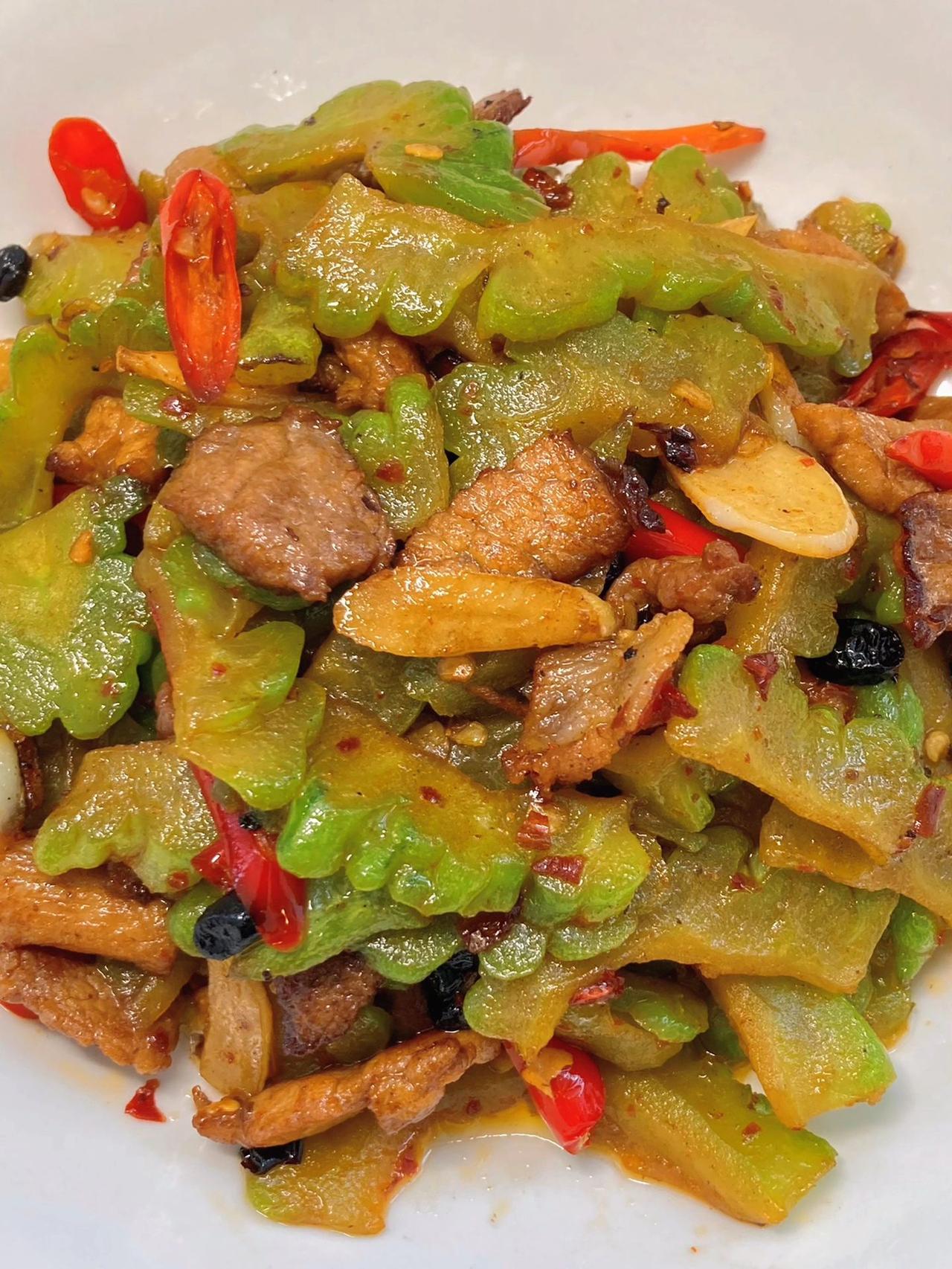 这样做的苦瓜真的不苦，苦瓜炒肉

这么耶的天，宝子们一定要多吃苦瓜解解暑呀，跟着