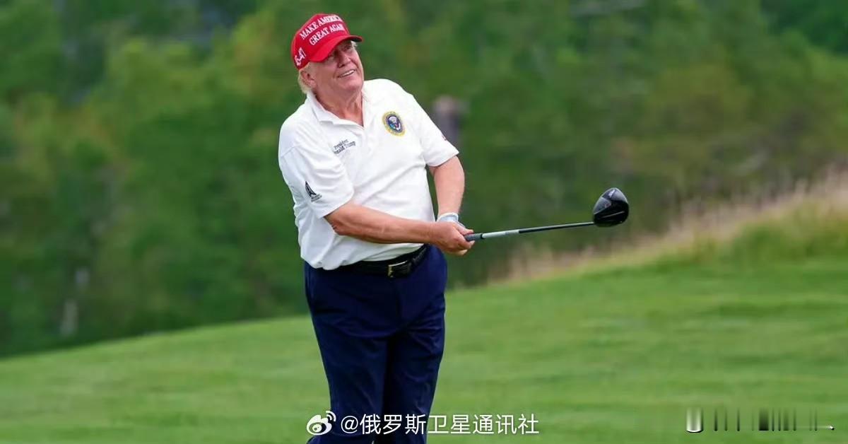 您看，要不川普体能这么充沛，白宫记者团称，当地时间周六中午，总统抵达了高尔夫俱乐