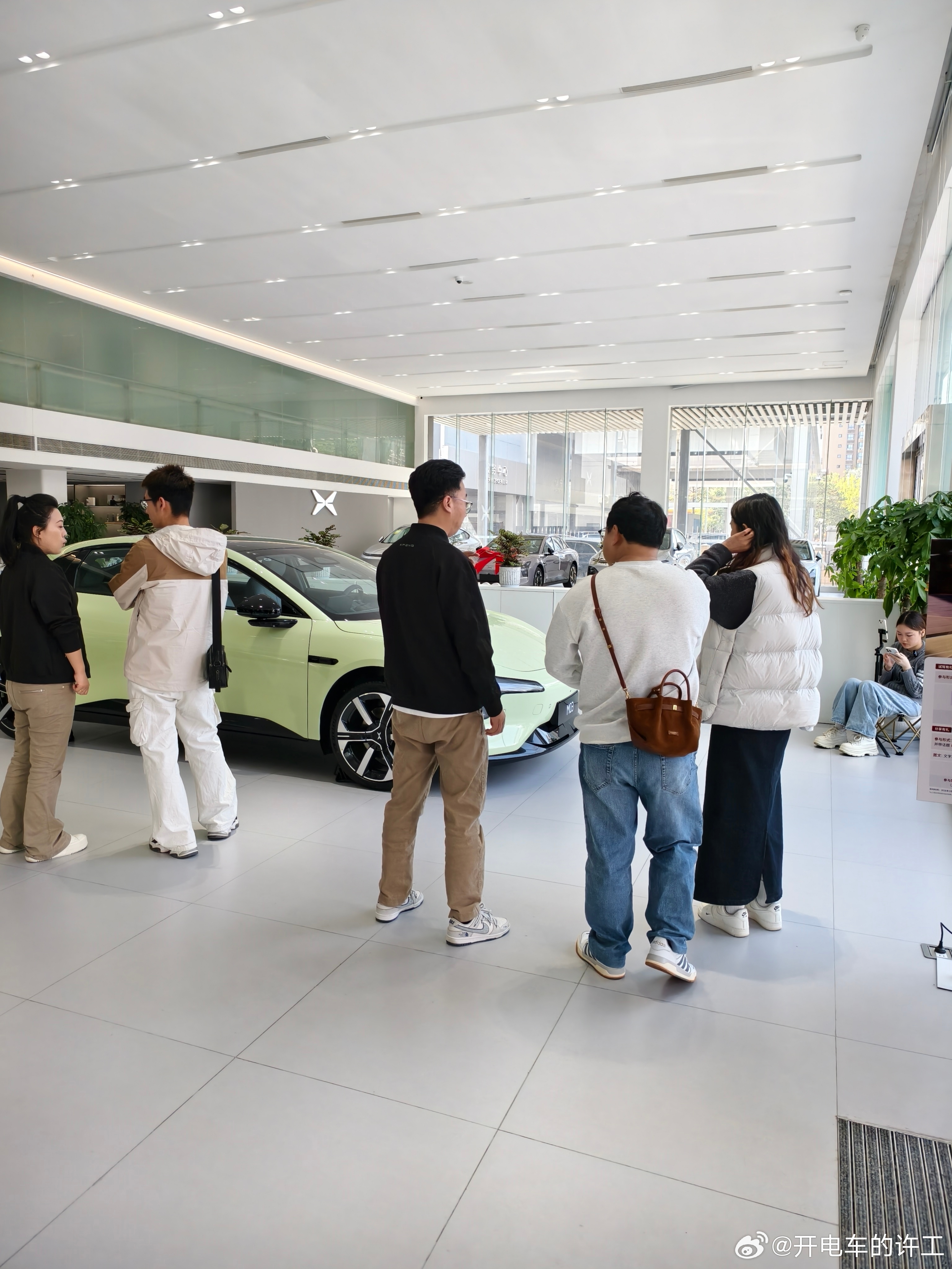 2026款小鹏MONA M03展车进店开放试驾后门店看车试驾的人直接翻倍上周末试