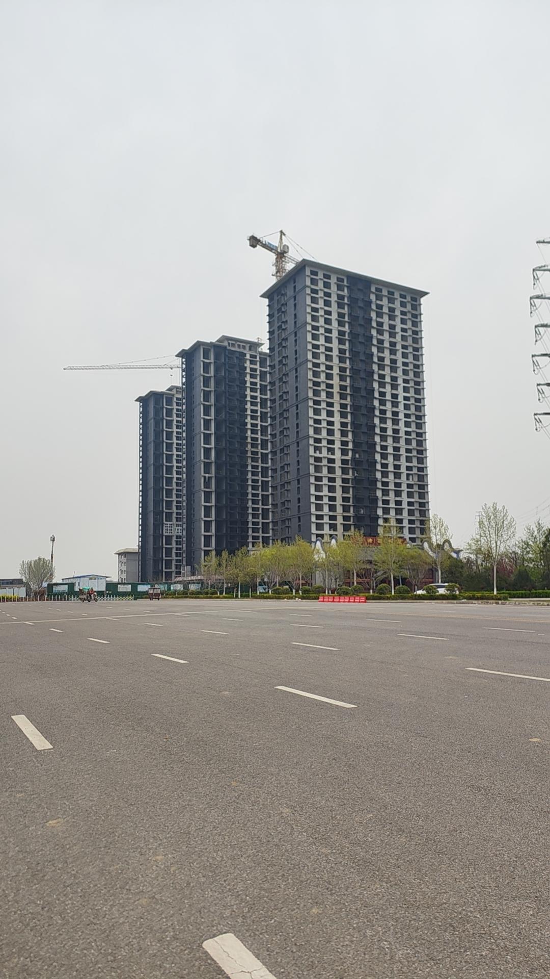 南阳不少道路把左转车道设在右侧，缘由是这些路口几乎都位于老城区，老城区道路逼仄，