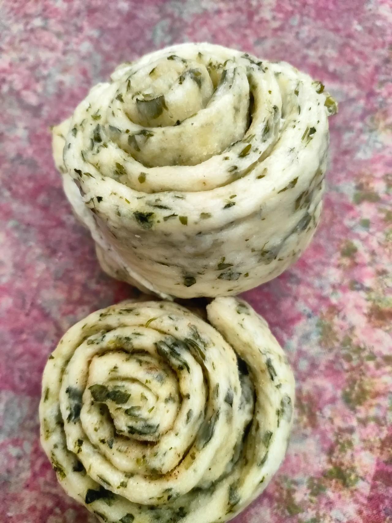 春日鲜食｜一口苜蓿馍，尝尽人间清欢
 
春日最动人的鲜，藏在田间地头的头茬苜蓿嫩