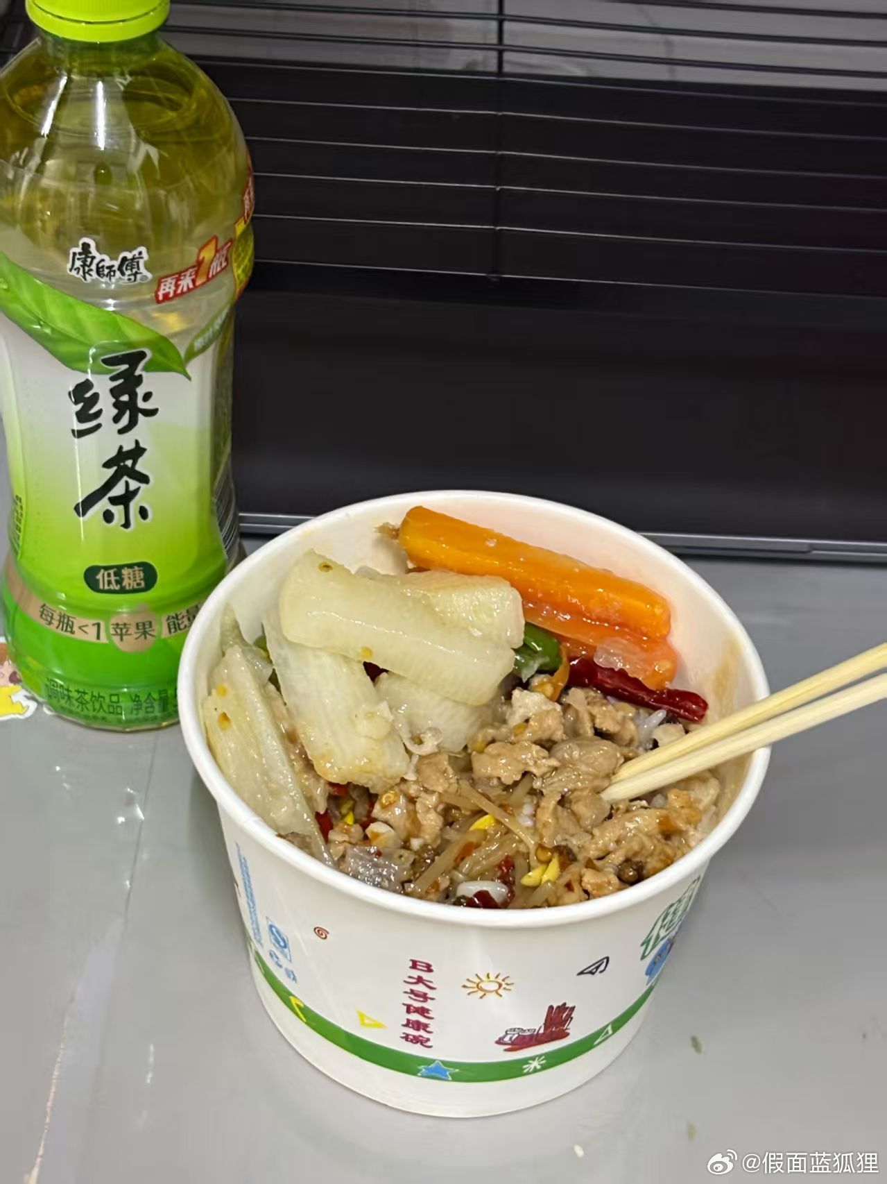 中午点重油重盐的外卖，必须配一瓶康师傅绿茶！一口饭一口茶，清清爽爽的直接把油腻感