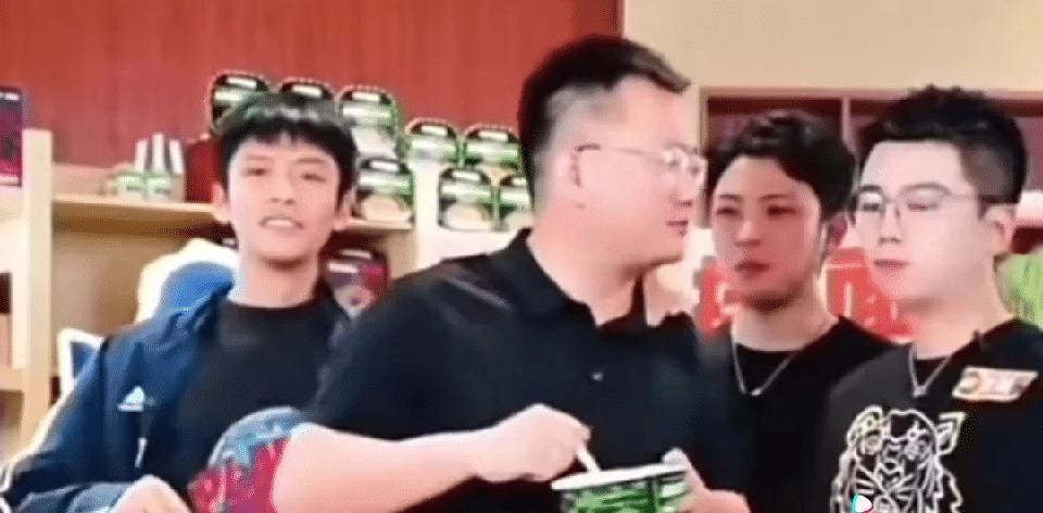 卢文庆跑到小杨哥的直播间，开始耍酒疯，说了不少过分的话。小杨哥那时候脸上尽显尴尬