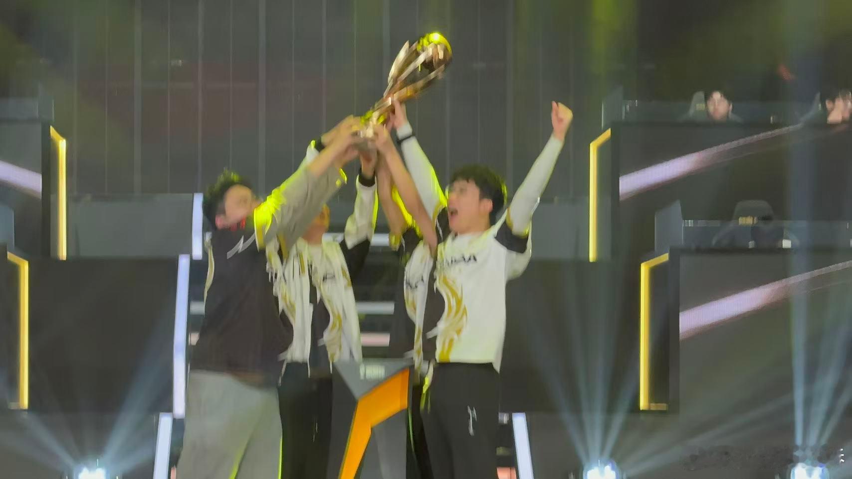 天霸刺激杯冠军 冠军加冕，实至名归！Tianba在刺激杯赛场一路披荆斩棘，拉扯中