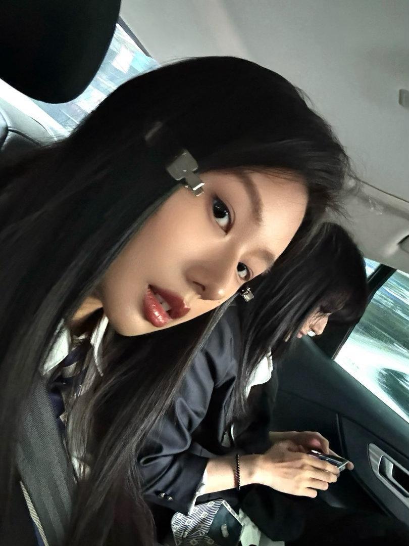 翻到一张路上的随手拍好像俩高中生…… ​​​