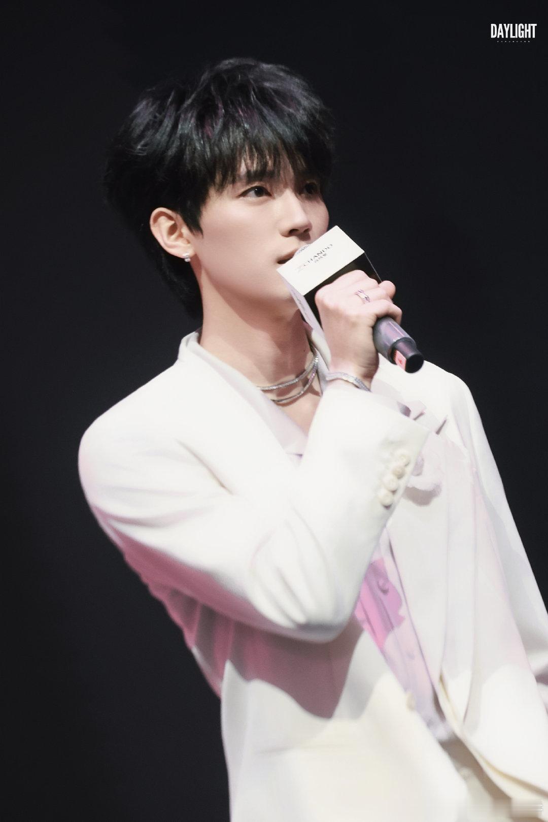 周翊然今天上海出席品牌线下活动 