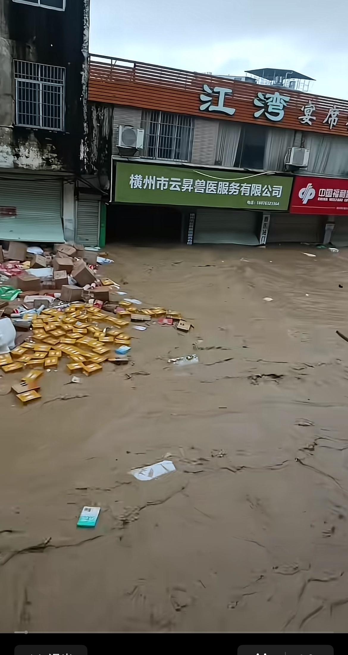 发洪水快递被冲走，这损失可太让人崩溃了，谁能承受得起啊。不过保险能不能赔得视情况