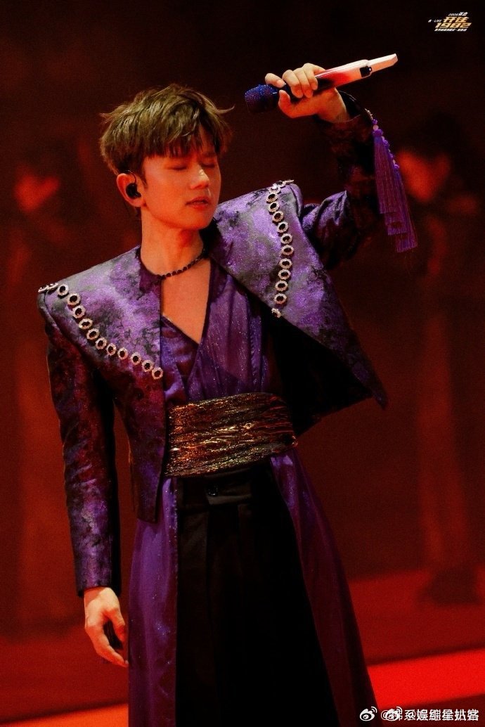 张杰张杰鸟巢演唱会主动更换视线遮挡区 张杰鸟巢演唱会 细节见人品，主动为粉丝着想