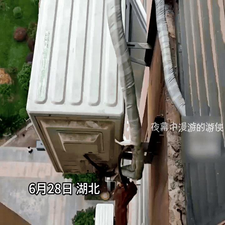 湖北这位空调安装师傅，估计谁看了都得跟着捏把汗。
人刚把空调装好，正准备调试呢，