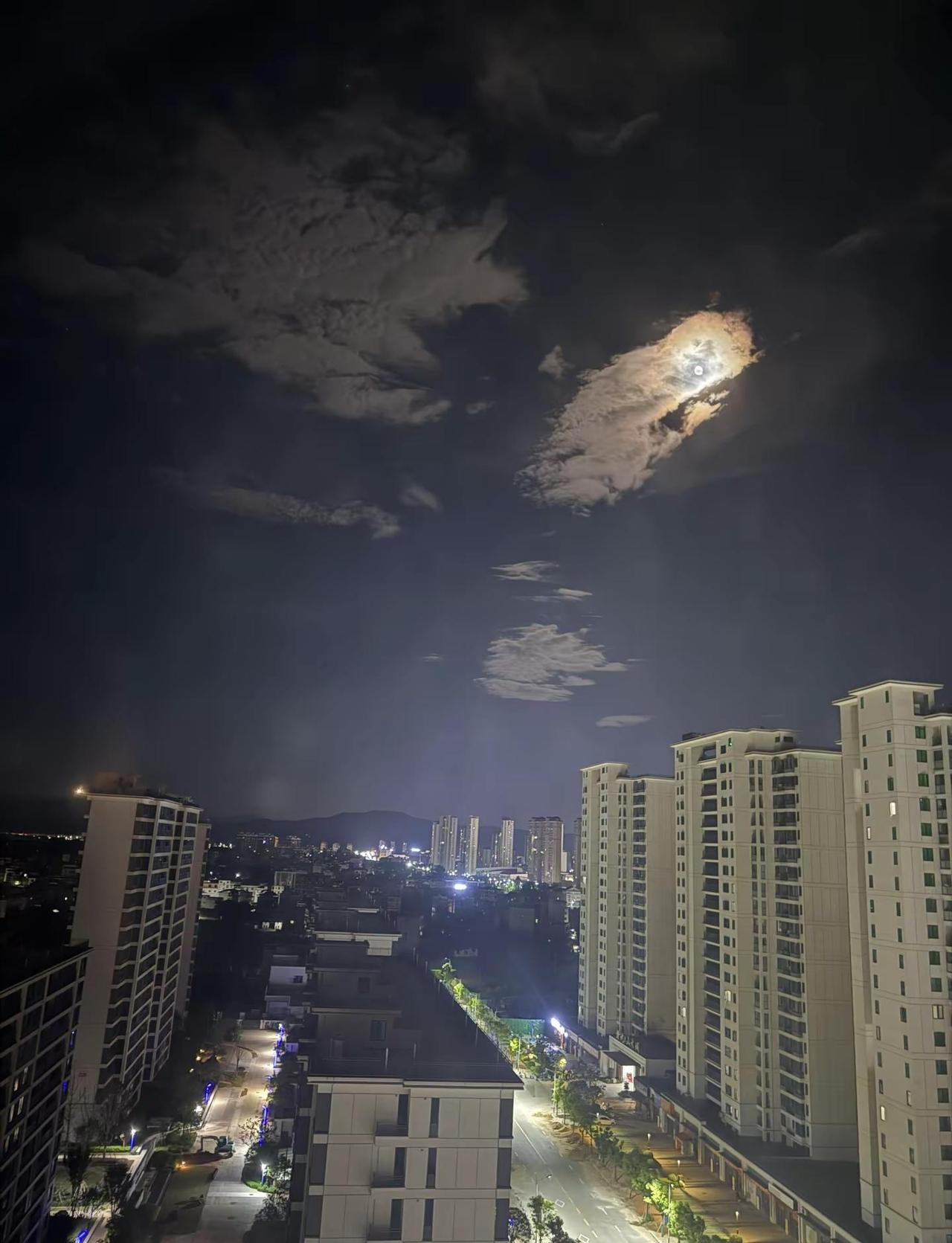今天就立秋了！那就和夏天道个别吧！过去所有的不如意就止于此，愿秋天的风吹来好运，