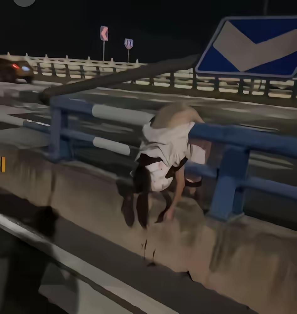 重庆深夜摩托飙车惨剧：新手代驾失控致两命陨，现场惨烈引深思
 
9月10日凌晨2
