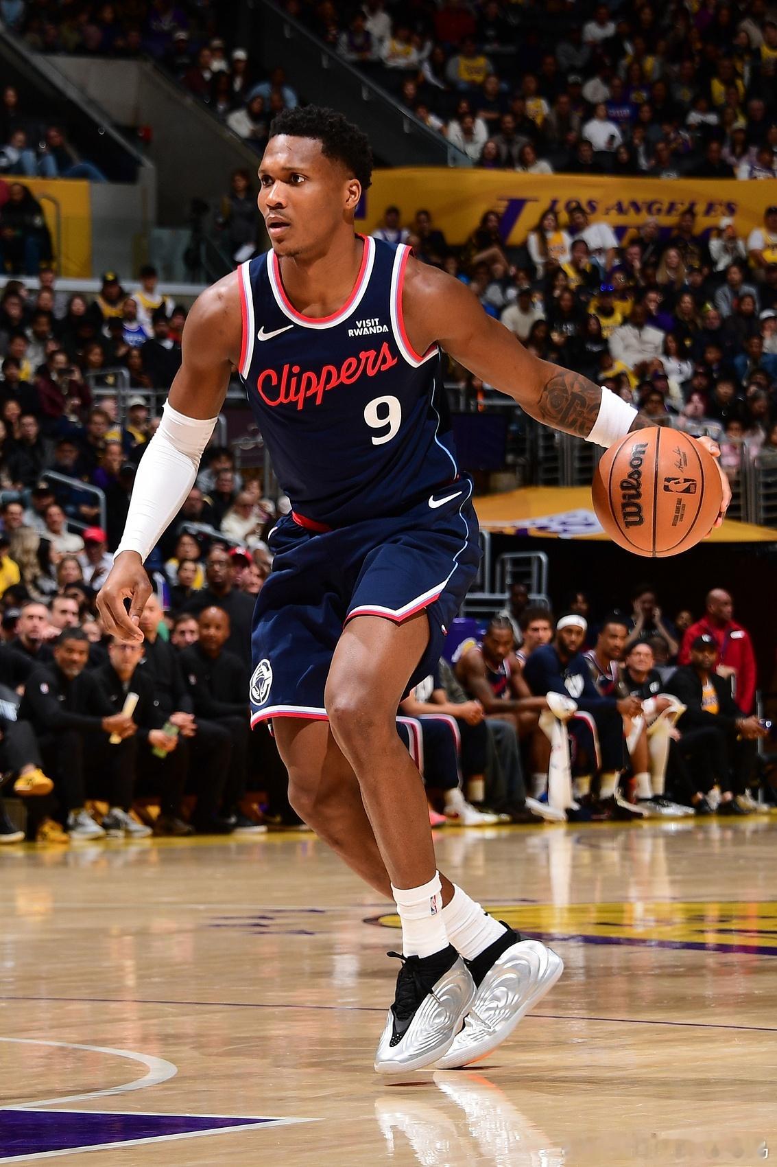 2月27日 NBA常规赛，快船88-94不敌森林狼。赛后，快船主帅泰伦·卢接受了