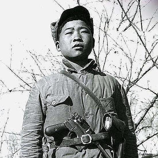 1942年，16岁八路军小战士送信回去途中，遭遇了日伪军的骑兵。情急之下，他迅速