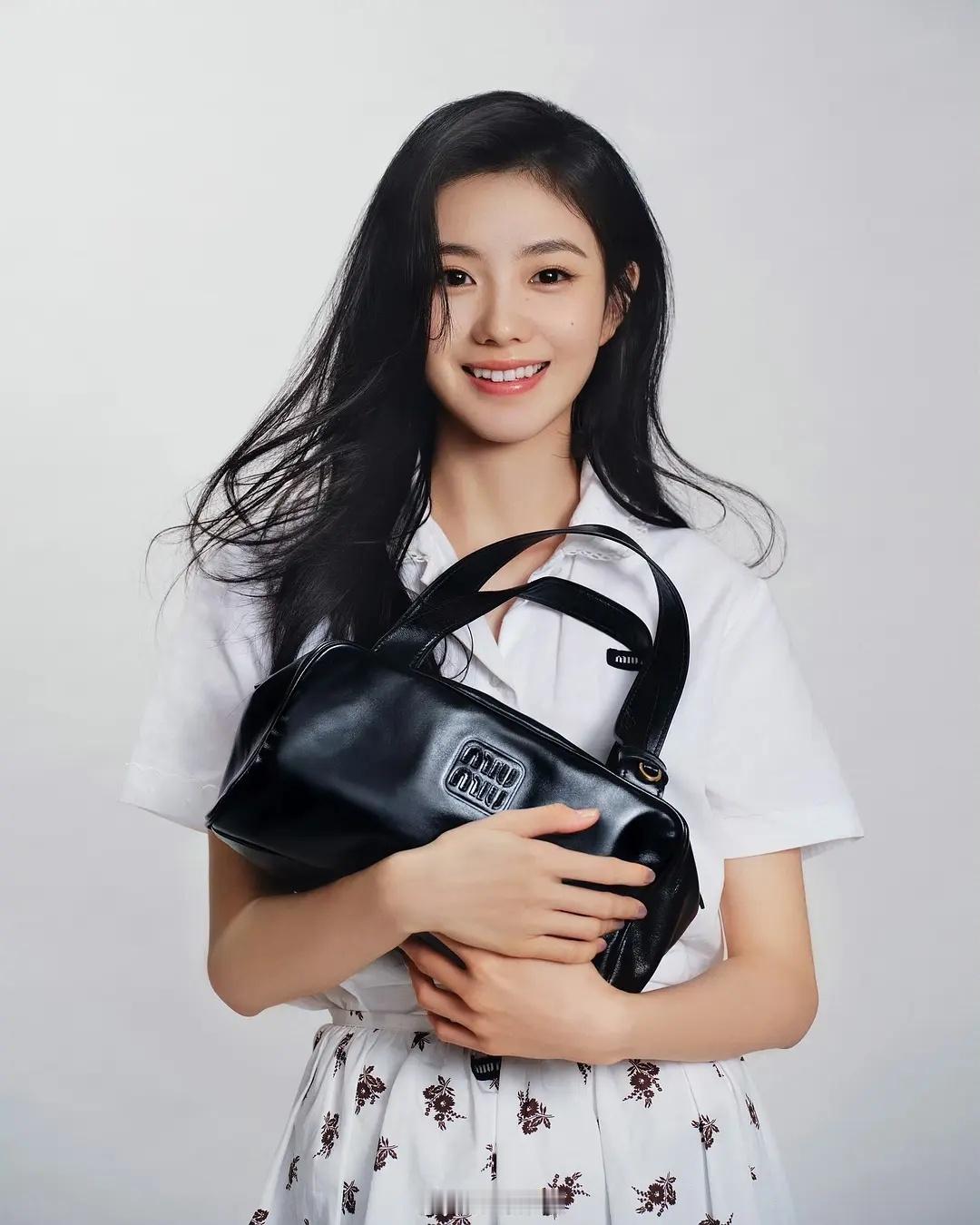 miumiu又卖包了，这次谁美？ ​​​