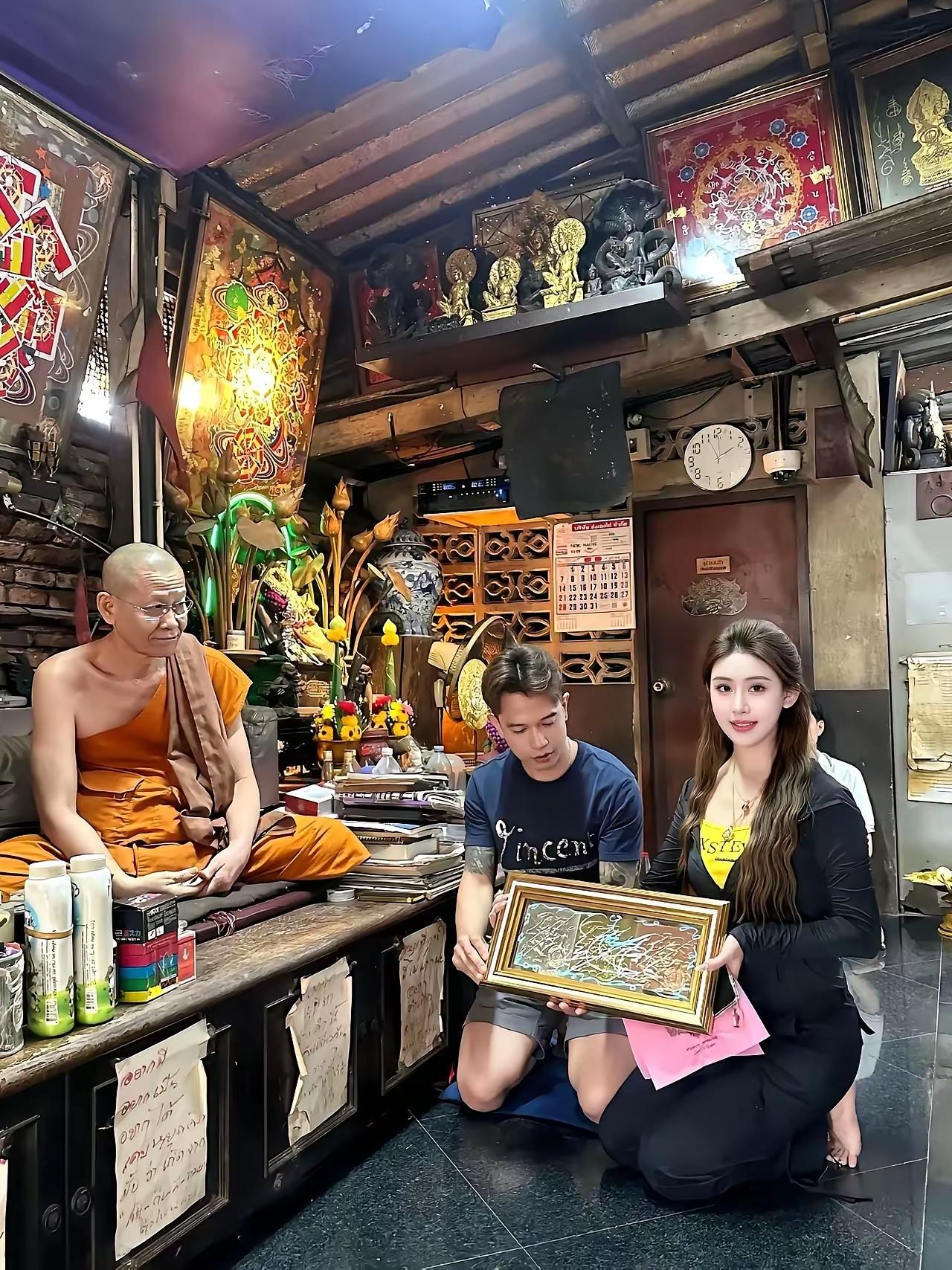 我不明白，
在泰国为何下跪。
拜佛我理解，
拜和尚不理解。
而且他们似乎一点也不
