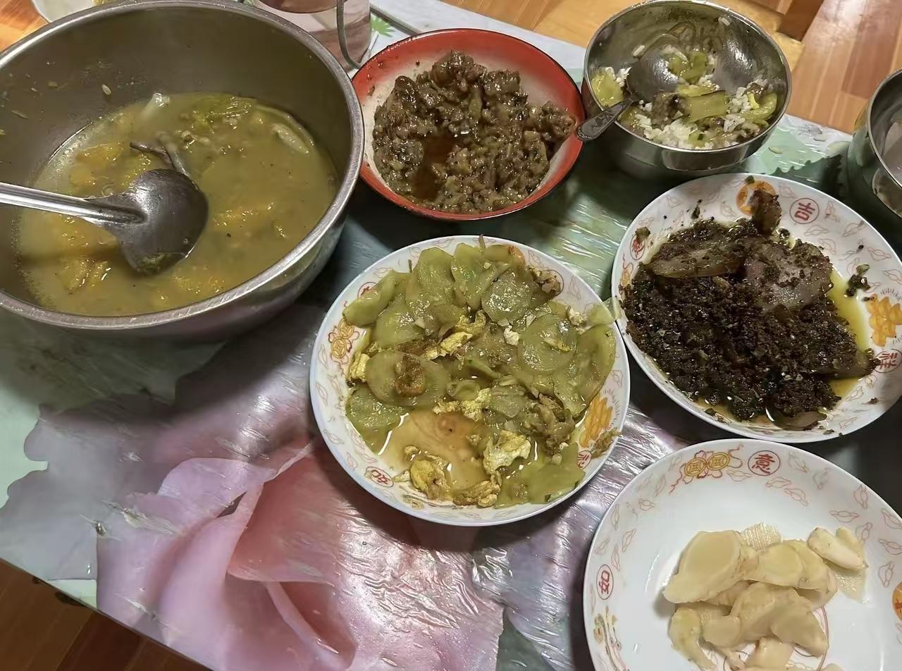 每天做饭真的是操碎了心心，做好了吃，做不好直接不吃。
这不今晚的饭，闺女嫌不好吃