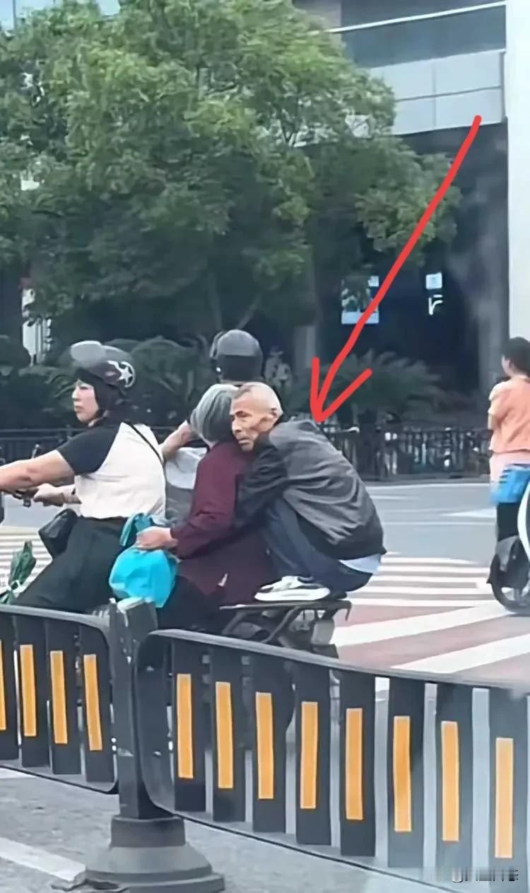 现代版的‘老顽童’，生龙活虎是常态，不走寻常路！[大笑]