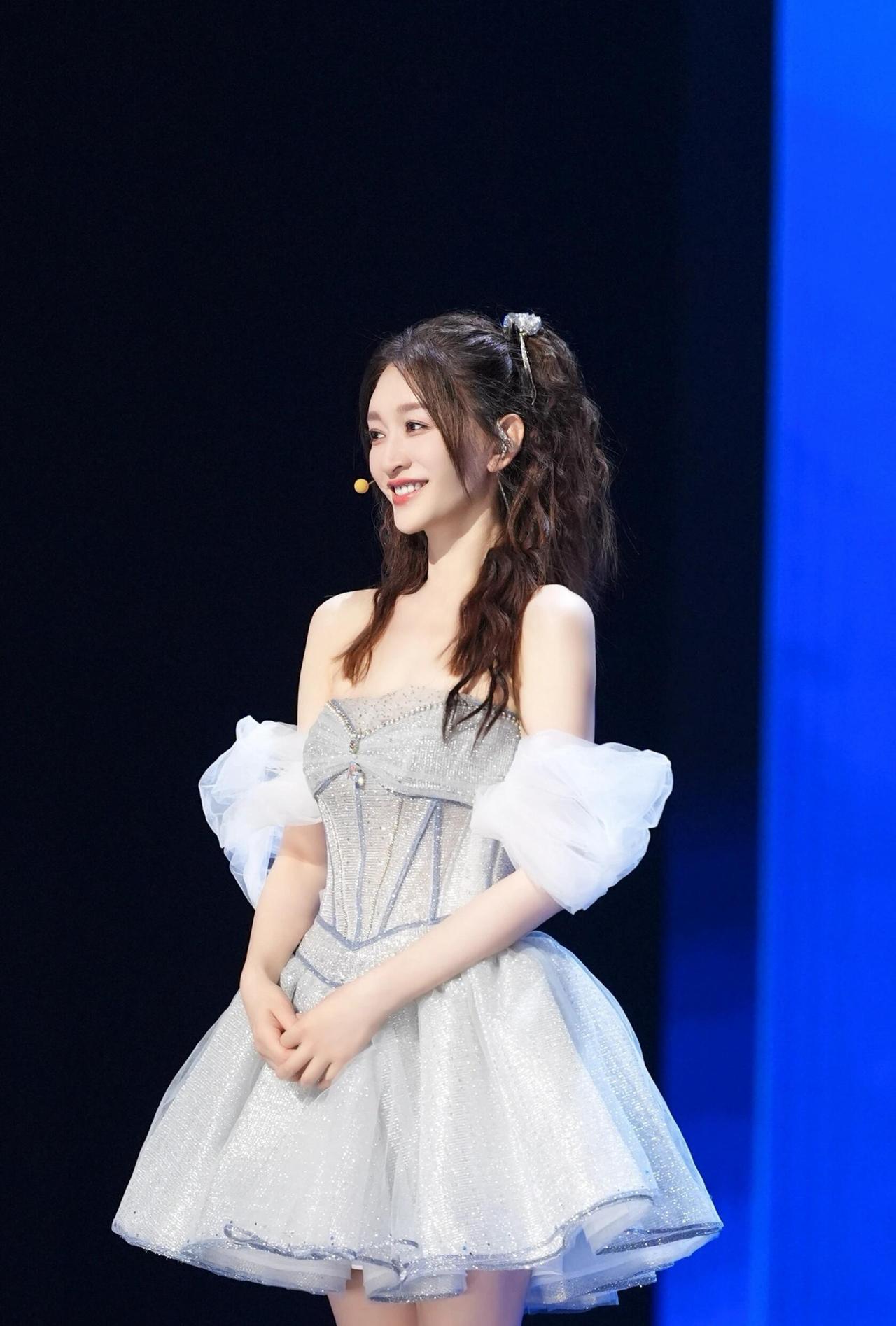 真性情的李小冉成为《浪姐》成为最大黑马！

她以50岁年龄挑战唱跳舞台，初舞台惊