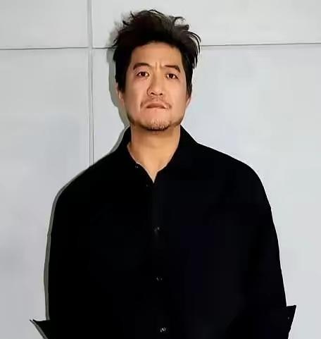 他可能是全中国最让制片人头疼的演员。片酬千万级，但一年只接一部戏。给再多钱，也绝