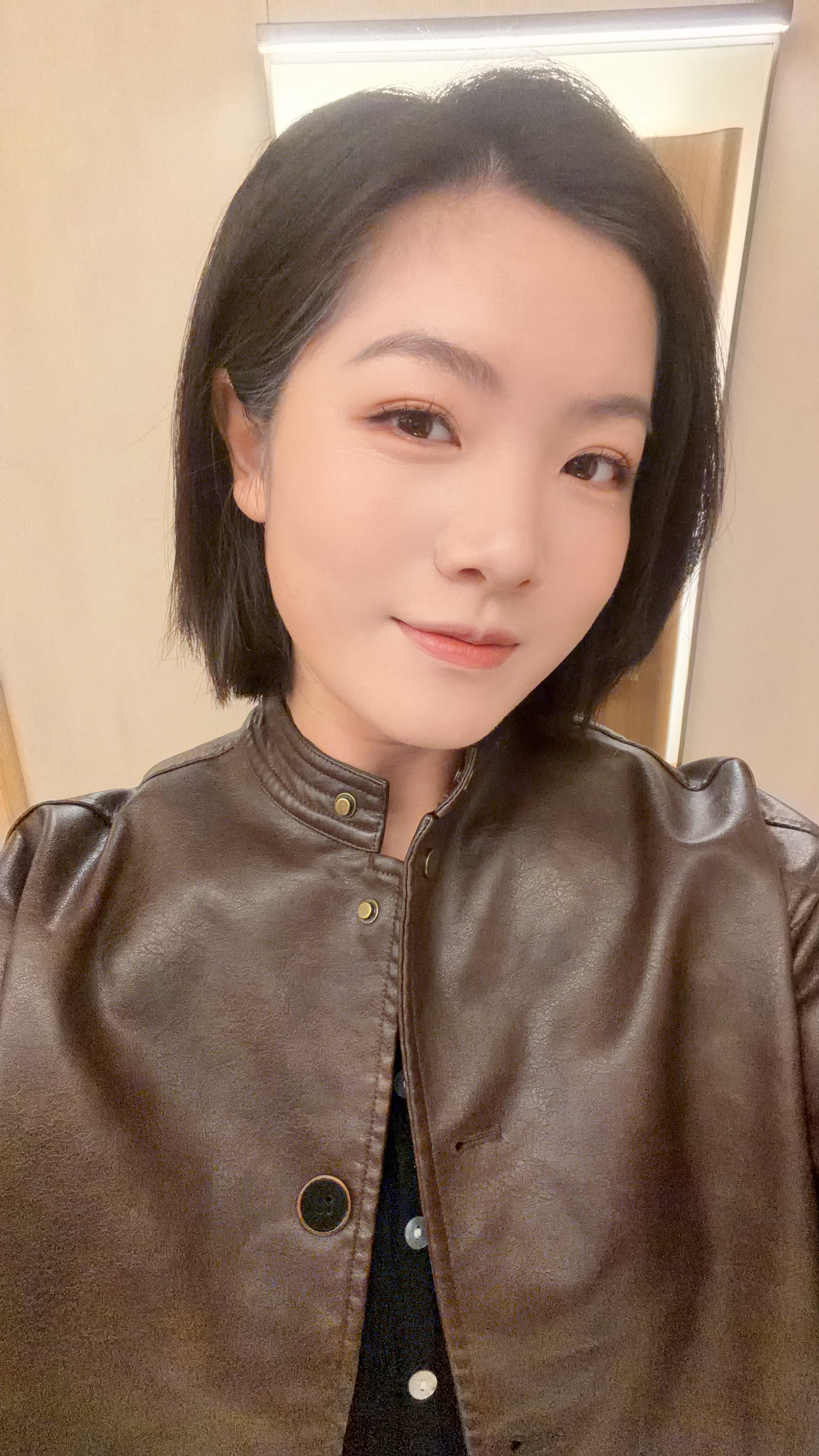 昨天骑了一天马，颠的浑身疼今天凌晨3点化妆，4点多准备出门，希望能看上海边日出，