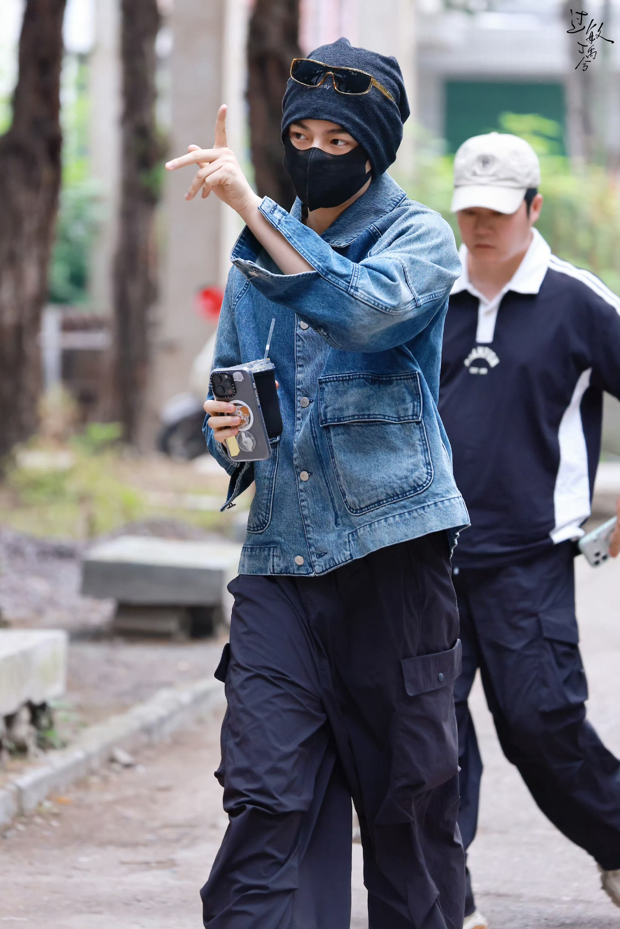 丁禹兮今日上班路透，酷酷的冷帽男孩 