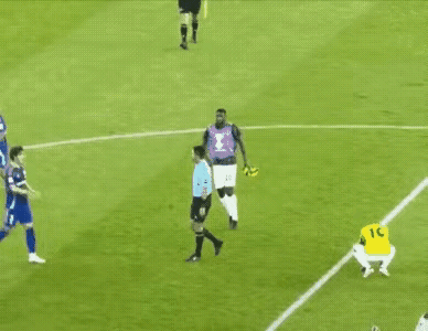 吉达联合这个队员真的不知道马宁老师的厉害！你敢撞他？上一次在中超赛场撞他的那个球