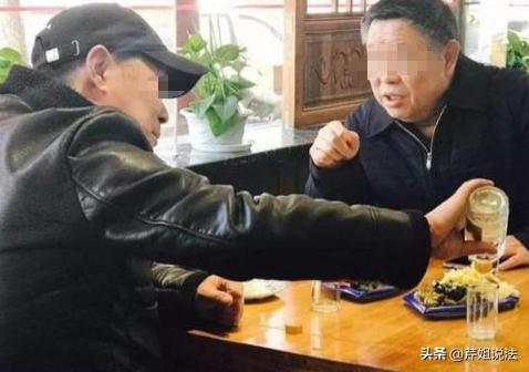 山东莱阳，俩邻居凑一起喝早酒，一人带啤酒一人备小菜，气氛融洽没劝酒。喝完林某有事