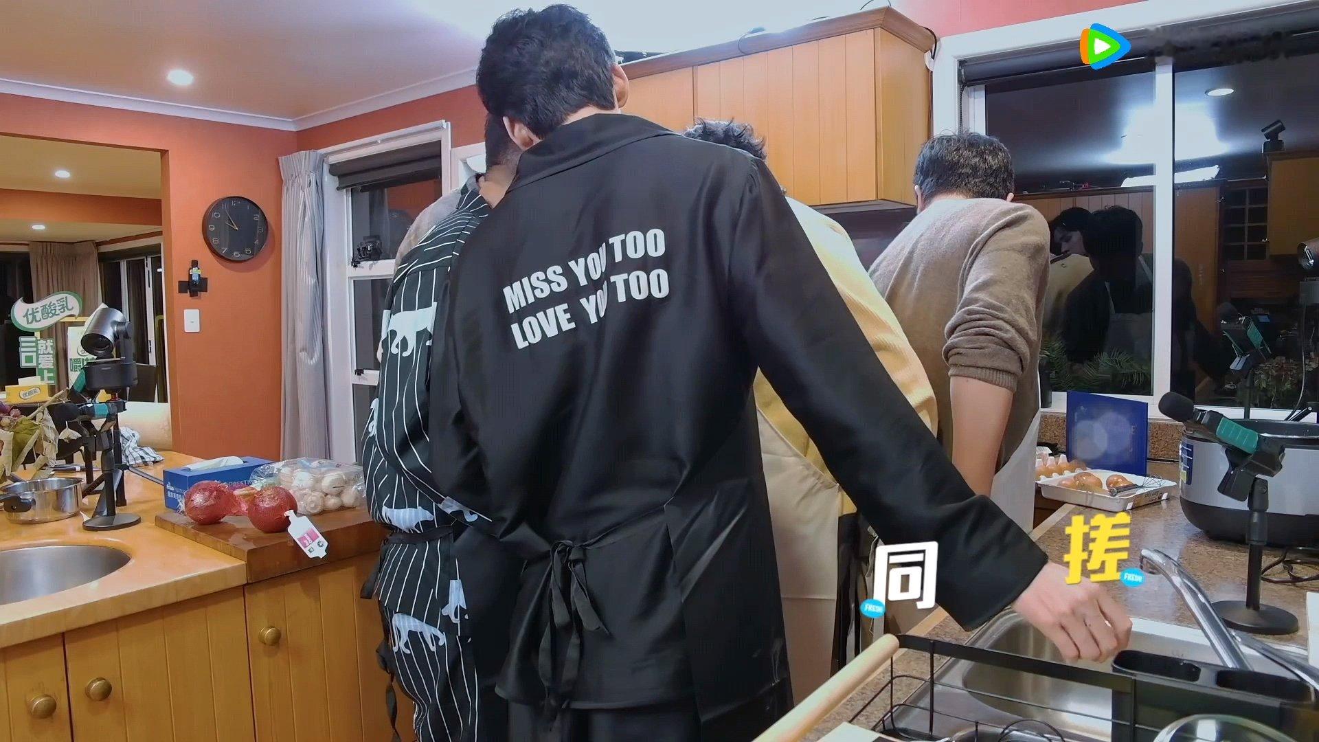 龚俊的手起到一个灭火的作用龚俊的手不只用来封口了，还帮郭京飞擦手，帮孙红雷吃东西