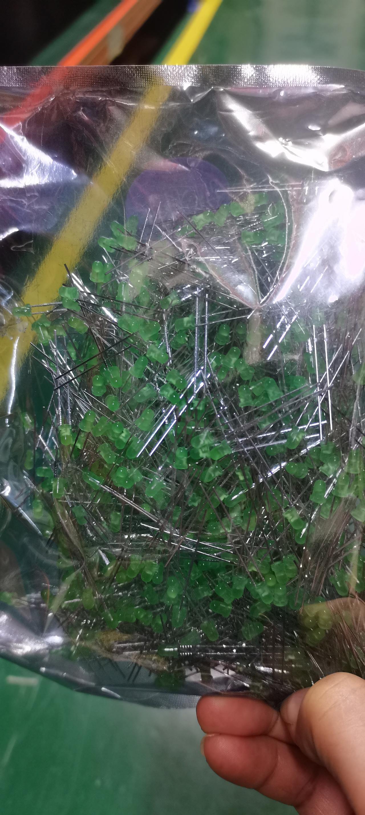 我是电子厂的一名仓管员，我每天的工作就是收料和发料。
这个礼拜是双加，本来以为会