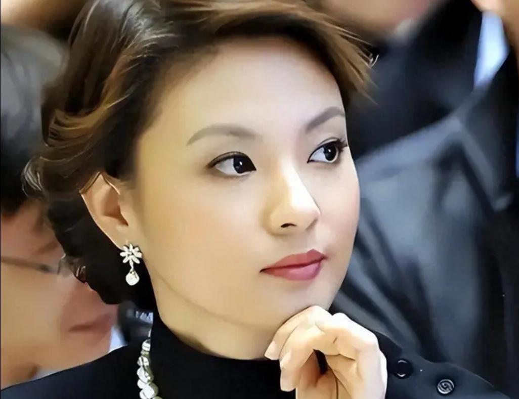 央视最惨女主持，男友被判死缓，丈夫惨死狱中，现在49岁依旧单身，半生荣辱皆成空。