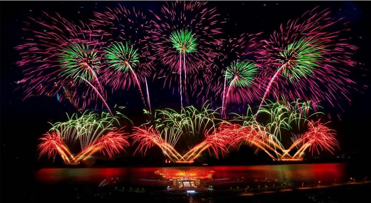 2025年10月24日晚8时，第十七届浏阳花炮文化节在浏阳天空剧院开幕 。长沙市