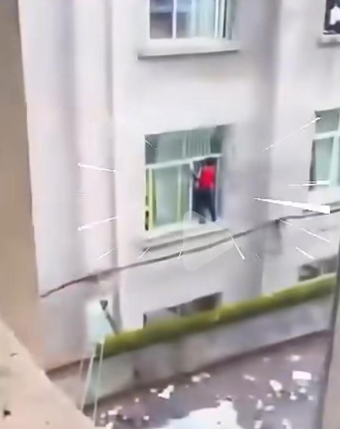 日前，两名小学生在教学楼窗台攀爬玩耍的视频在网络热传，令不少网友担心孩子安全。3
