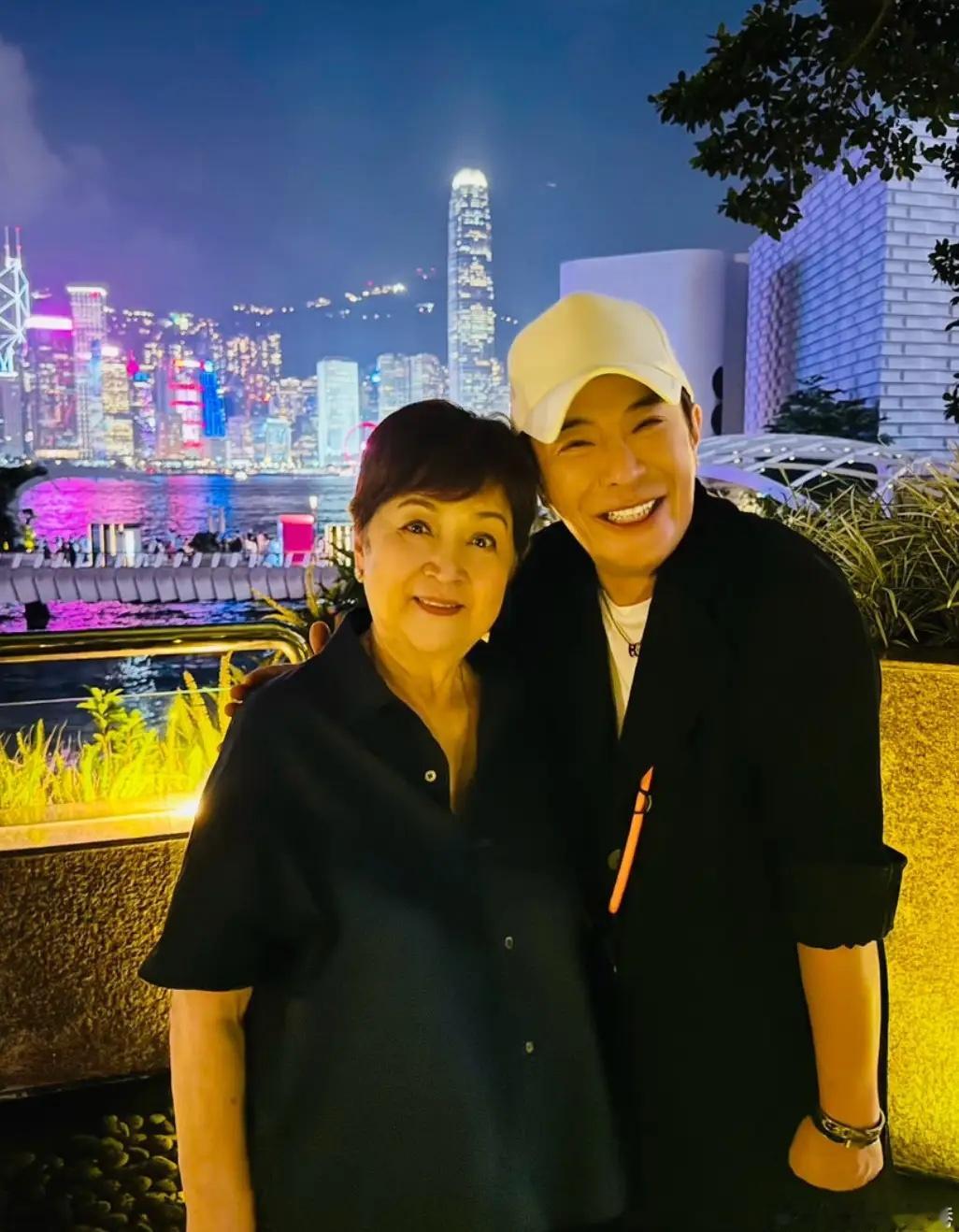 谢贤78岁第一任前妻甄珍罕露脸，带儿子与友人聚会，仍然优雅高贵！ 