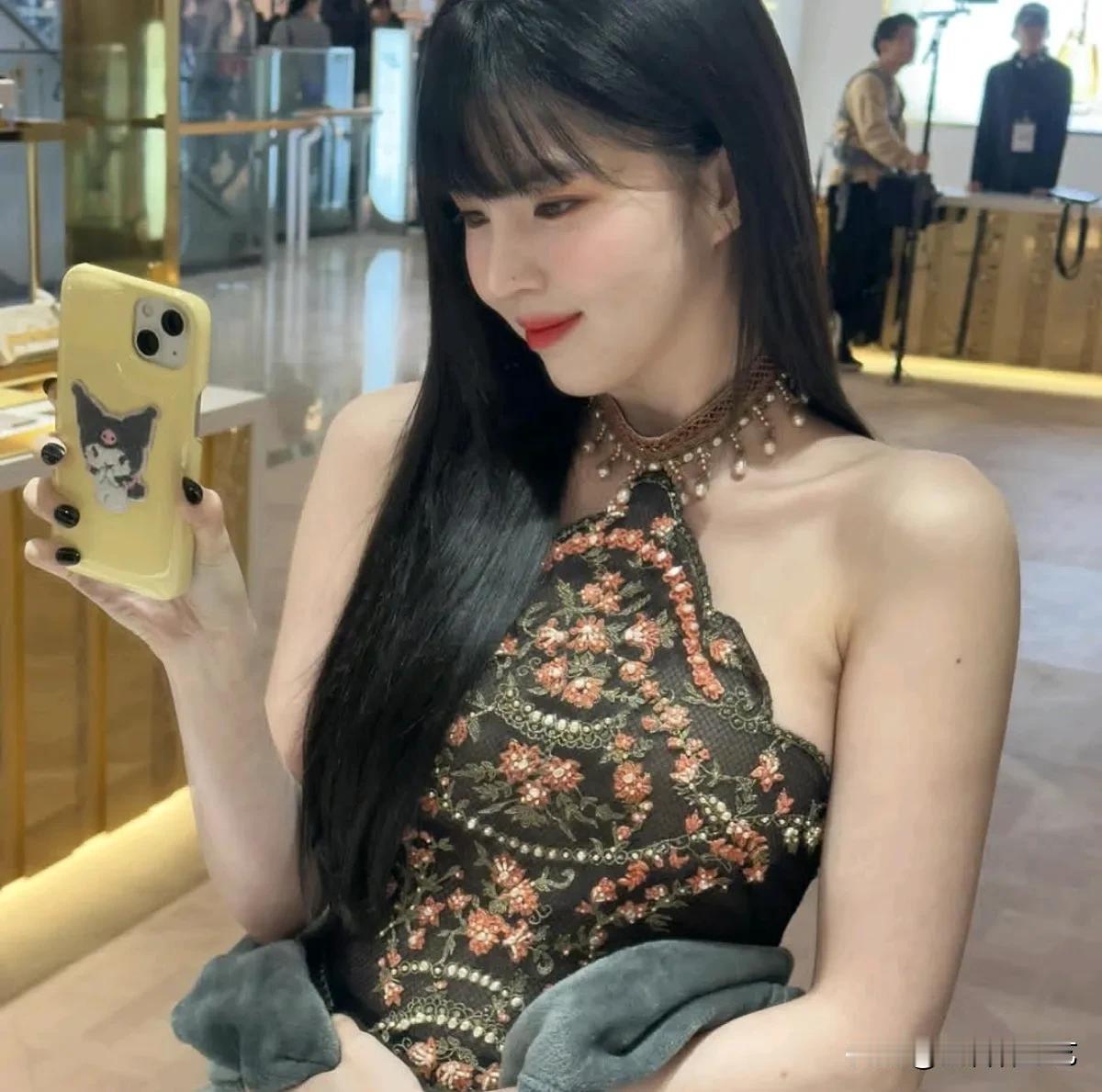6日，演员韩素希在自己的Instagram上上传了多张照片。公开的照片中，韩素希