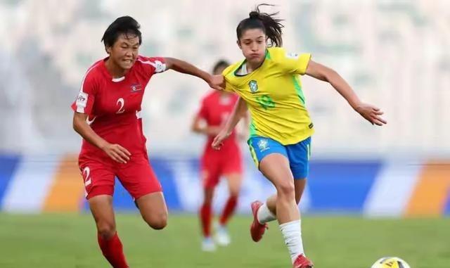 巴西女足在最近一场国际赛事中负于朝鲜队，这场失利引发了不少讨论。朝鲜队的踢球风格