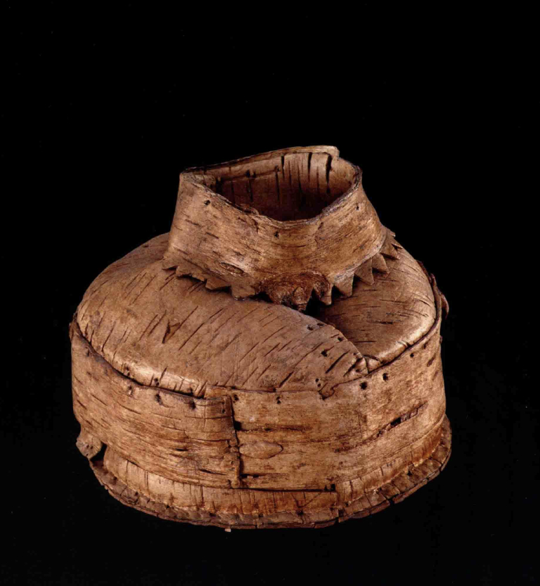 内蒙古博物院藏呼伦贝尔市扎赉诺尔东汉鲜卑墓葬出土的 桦树皮盒 