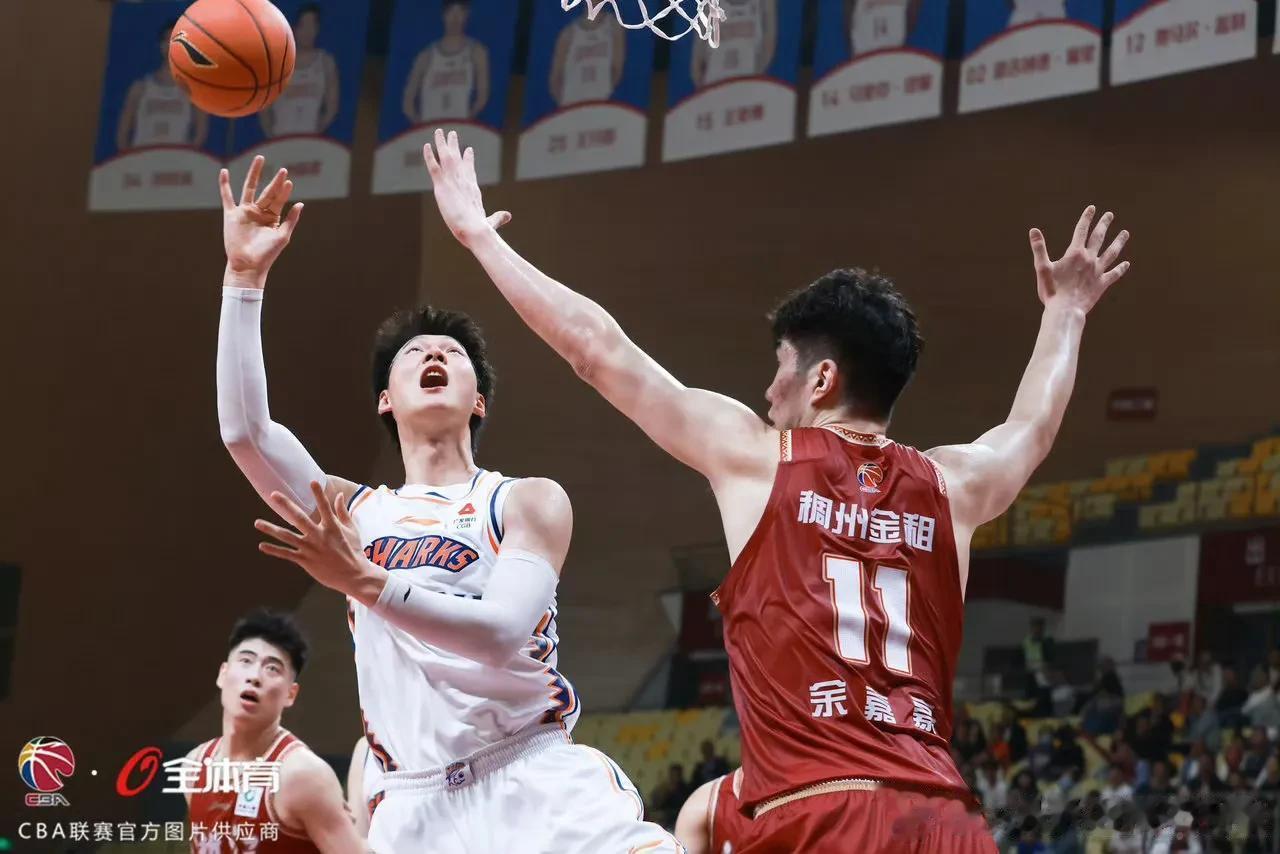 王哲林罚球被球迷喊“王奶奶”！

在今晚CBA常规赛上海久事客场对阵浙江稠州的比