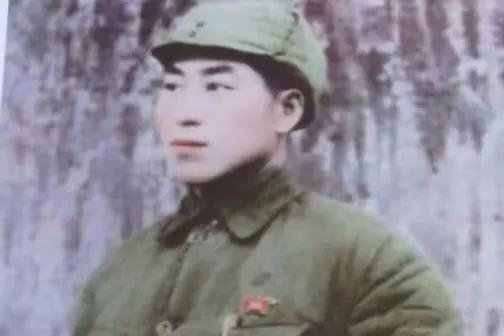 1943年，日军在清理刚刚结束的战场，伪军发现一名重伤的八路，悄悄地对他说：“我