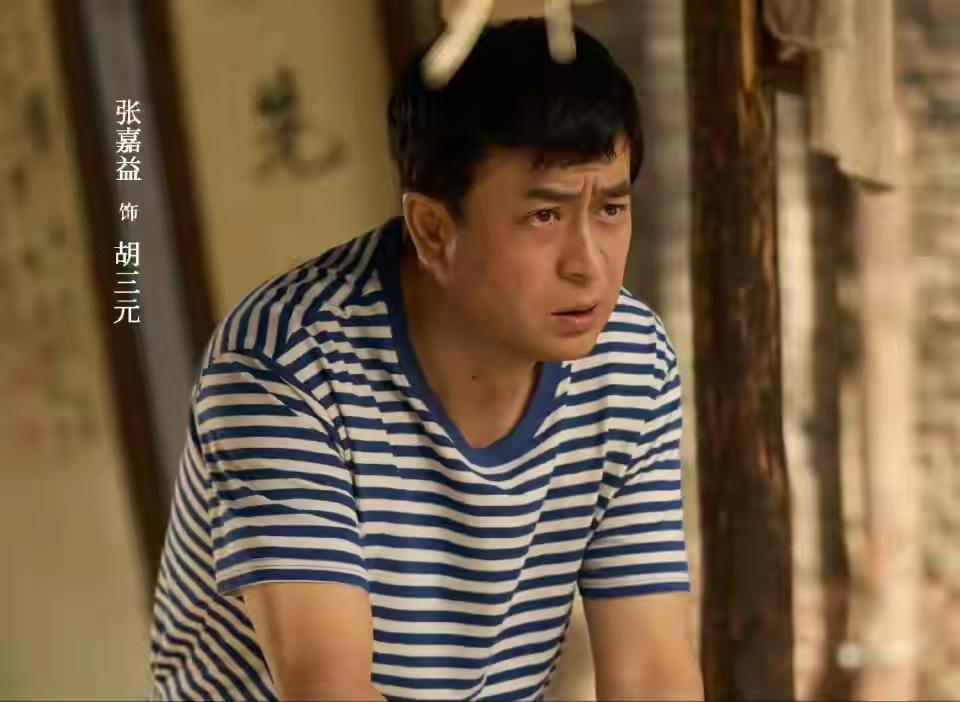 今晚看了两集完整的电视剧《主角》，无论从演技还是道具、台词、故事情节、人物冲突、