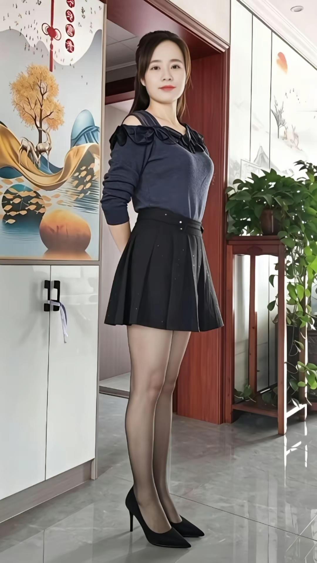 优雅气质穿搭，黑色连衣裙搭配高跟鞋，尽显时尚魅力！怎样穿搭让自己更美